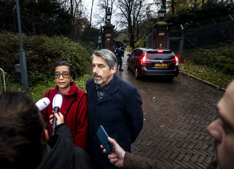  Mercedes Zandwijken en Machiel Keestra komen aan op het Catshuis voor een gesprek over de excuses van het kabinet voor het Nederlandse slavernijverleden.  Beeld ANP