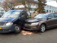 Flinke schade na aanrijding tussen twee auto's in Enschede