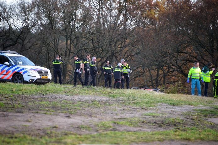 Veel hulpdiensten bij de zwaargewonde mountainbiker in Bergen op Zoom.