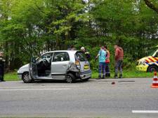 Auto belandt in de bosjes bij aanrijding in Hulten, drie lichtgewonden 