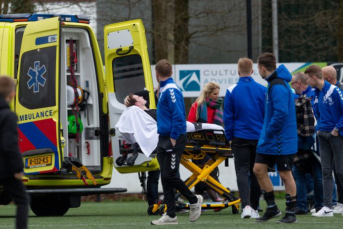 VEVO-speler Jonas Faber verlaat per ambulance het veld in Heerde. Het duel tegen SEH werd bij 0-0 gestaakt en niet meer hervat.