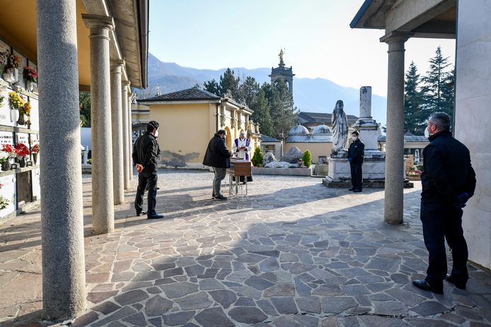 In Zogno (Lombardije) zijn begrafenisondernemers  en een priester de enige aanwezigen bij een begrafenis van een coronaslachtoffer.