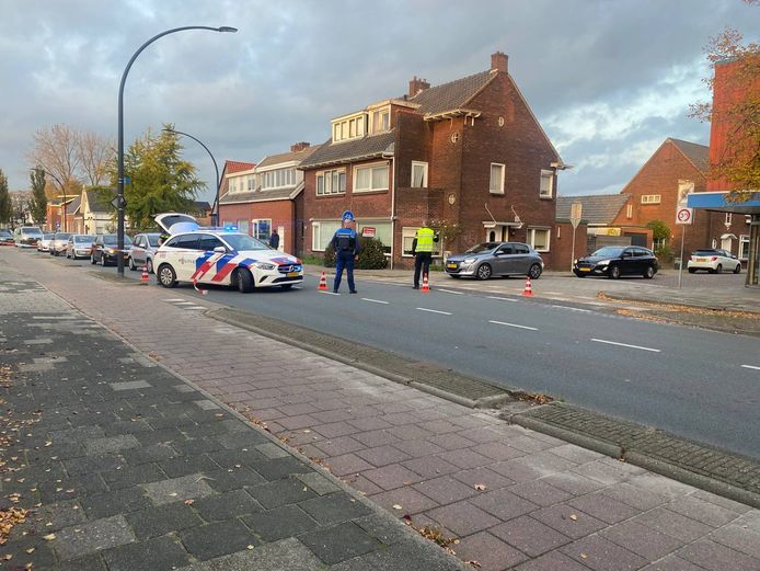 Op de Oude Molenweg in Hengelo is flinke file ontstaan nadat de politie de weg heeft afgezet.