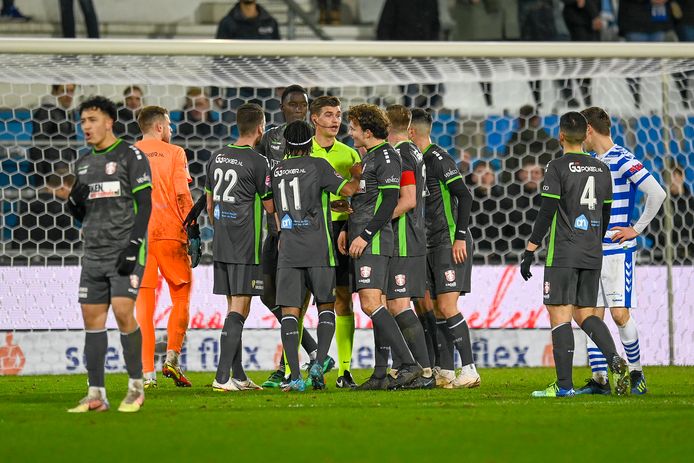 Spelers van FC Dordrecht halen verhaal bij Joey Kooij.