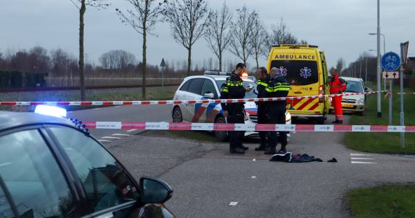 Fietser zwaargewond bij botsing met scooter in Herveld.