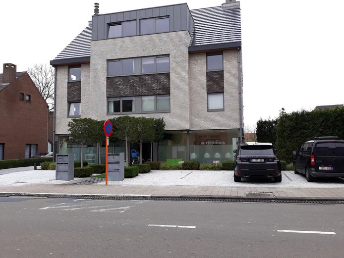 Deze parkeerplaatsen in de Sint-Bernadettestraat, vlak bij de slagerij, zijn volgens het parket illegaal.