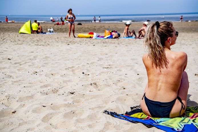 Ophef om topless zonnen op Frans strand: agenten vragen vrouwen zich aan te  kleden, minister grijpt in, Buitenland