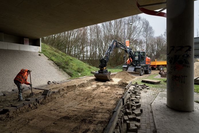 De werkzaamheden aan het fietspad in Zaltbommel, in de tunnel onder de A2.