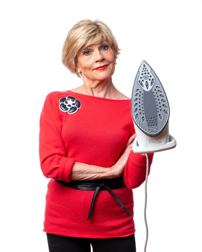 Marja Middeldorp met een strijkijzer. Die kun je dus voor meer dan alleen je kleding gebruiken.