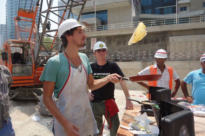 Willem Dieleman bakt overal ter wereld pannenkoeken, zoals hier in Dubai.
