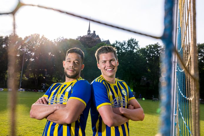 Jesse ter Beek (rechts) van voetbalclub SV De Paasberg is met 35 goals topscorer van de regio, zijn ploegmaatje Armando Diaz is met 22 goals de nummer 3 van de lijst.