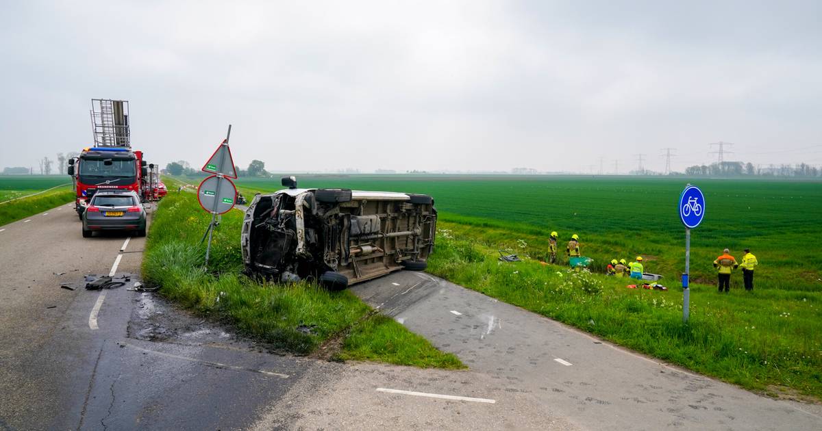 Auto belandt in sloot bij zwaar ongeluk in Werkendam, twee gewonden naar het ziekenhuis.