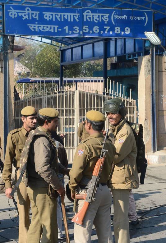 La police monte la garde devant la prison de Tihar