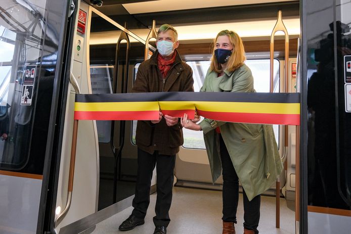 MIVB-CEO Brieuc de Meeûs en Brussels minister van Mobiliteit Elke Van den Brandt (Groen) woonden de inhuldiging bij.