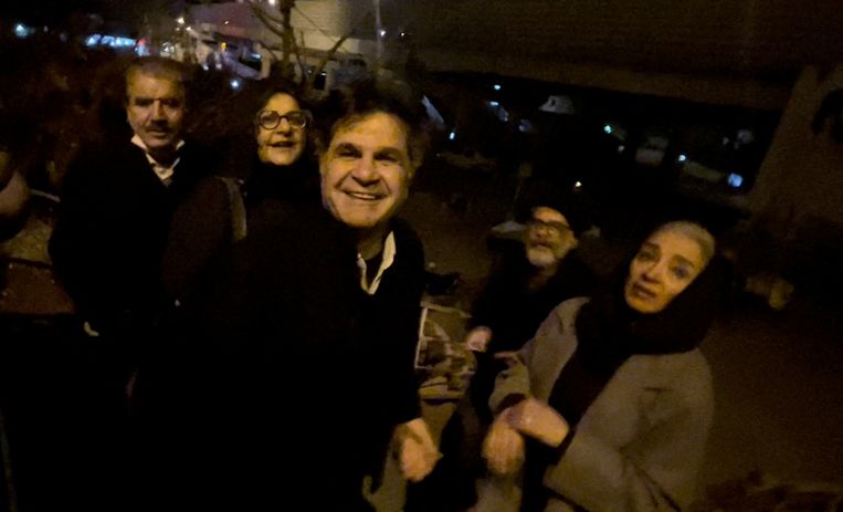 De Iraanse filmregisseur Jafar Panahi wordt verwelkomd door vrienden na zijn vrijlating uit de Evin-gevangenis in Teheran. Beeld Reuters