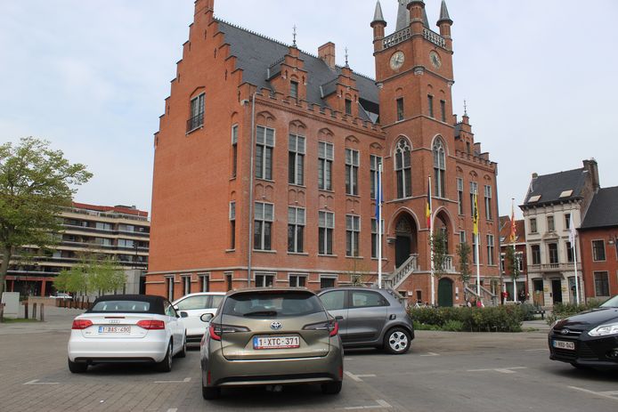 Nu wordt er nog gewoon geparkeerd op de Markt van Maldegem.