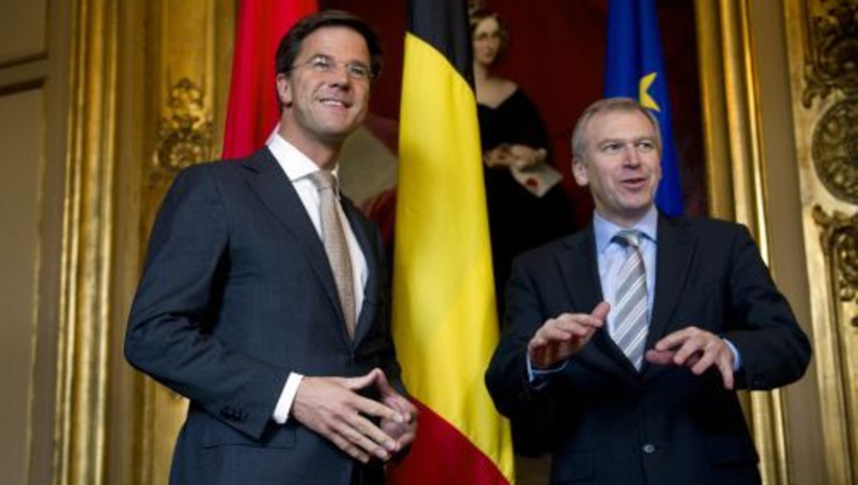 Premier Mark Rutte (L) tijdens zijn bezoek aan zijn Belgische ambtsgenoot Yves Leterme in het Egmontpaleis in Brussel. ANP Beeld 