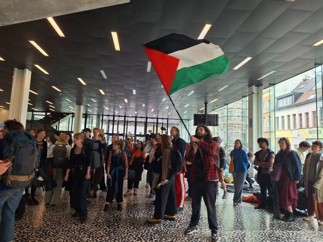 Honderdtal studenten bezet Universiteitsforum in Gent naar aanleiding van conflict in Gaza