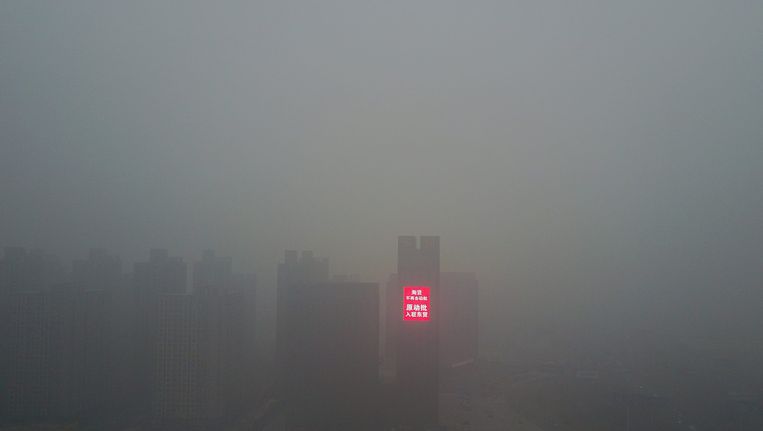 De afgelopen week kondigden meer dan twintig Chinese steden code rood af, de hoogste waarschuwing tegen smog. Beeld EPA