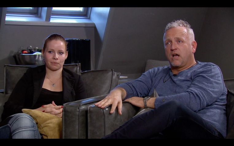 Gordon en de dochter van Inge kijken verbaasd naar haar zelfgekozen outfit. Beeld RTL