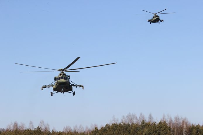 Helikopters met leden van de Oekraïense delegatie komen aan voor vredesgesprekken in Wit-Rusland.