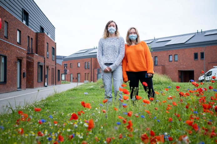 Viriginie De Brauwer en Magdalena Jablonka Thys op het Alida Peetersplein, één van de plaatsen waar PFOS-vervuiling werd vastgesteld.