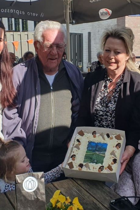 Taart voor de Appelgaard en oud-burgemeester Ton Jansen opent Zinder-expo