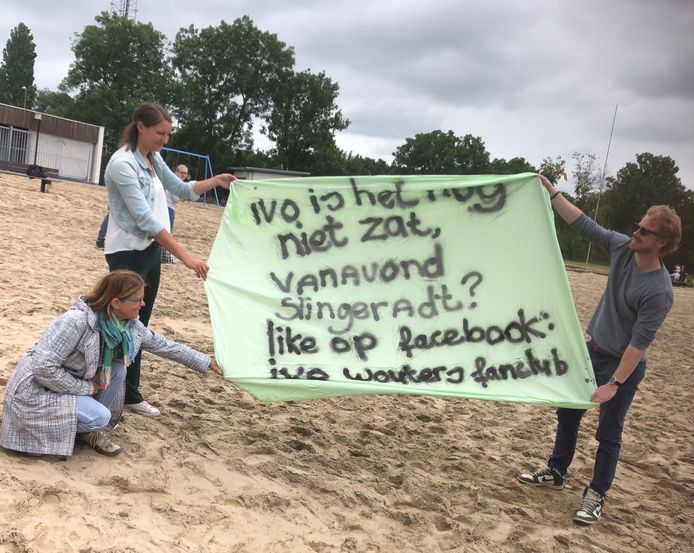 Supporters van Ivo Wouters hebben een spandoek voor hun held gemaakt.