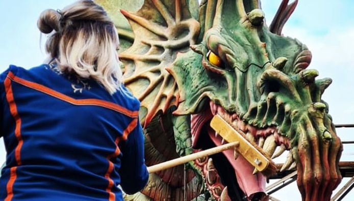 Een werknemer van de Efteling veegt de drakentanden schoon tijdens voorbereiding van de heropening