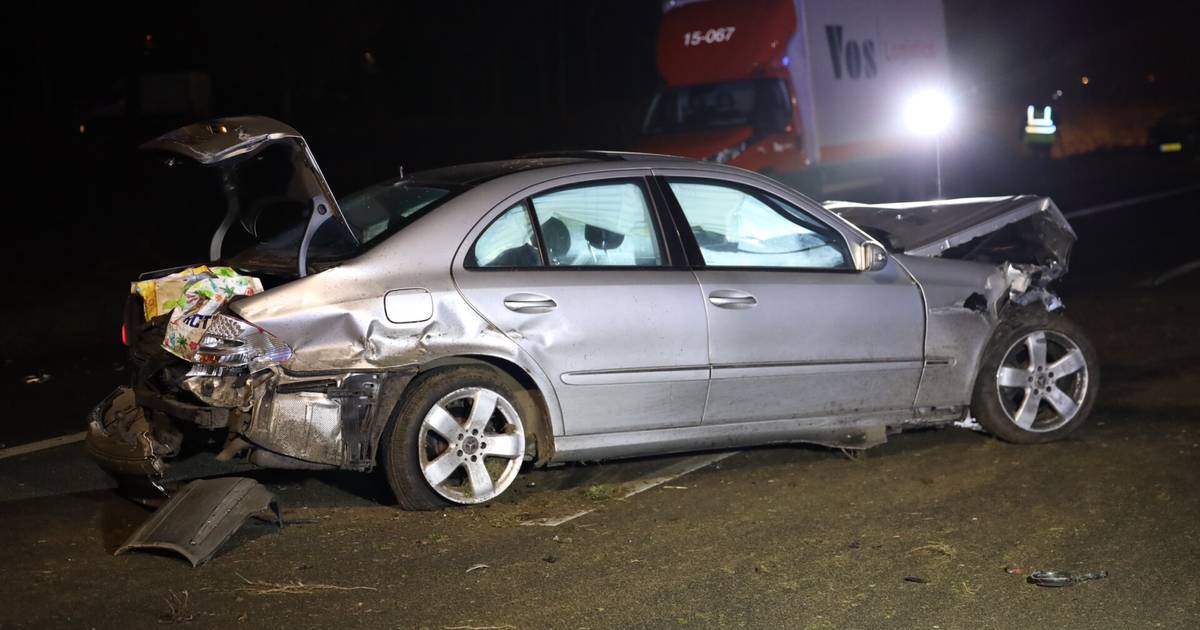 Ongeluk met twee autos op A50: snelweg dicht tussen Sint-Oedenrode en Eerde.