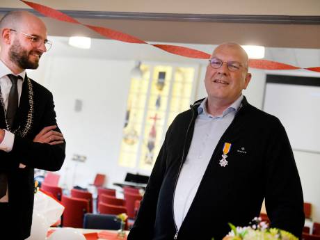Lintje voor Wilco Jansen: 46 jaar bij Leger des Heils Enschede, maar heilsoldaat voor het leven 