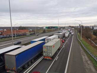 E17 richting Gent tijdlang versperd na ongeval in Lokeren: nog halfuur file
