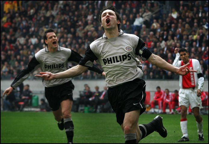 Mark van Bommel schreeuwt het uit na zijn derde treffer in de Arena.