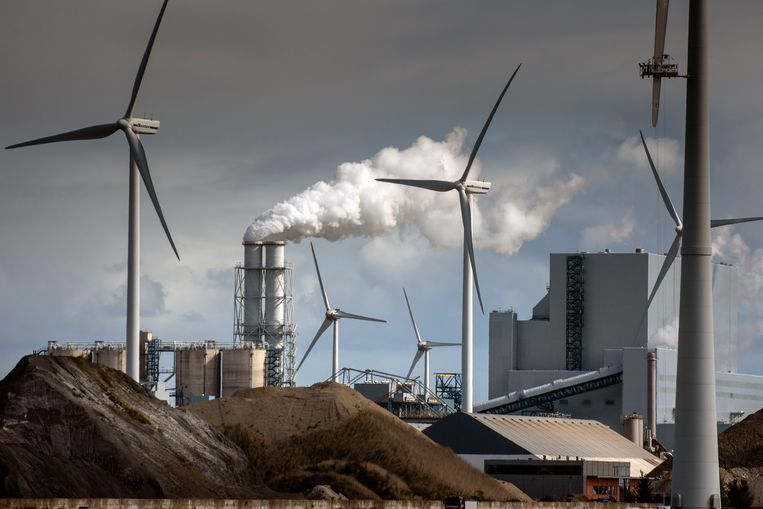 Oude en nieuwe energie in de Eemshaven in Groningen. Beeld Reyer Boxem