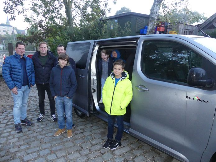 Elektrisch busje vervangt golfkarren om kinderen naar Latemse scholen