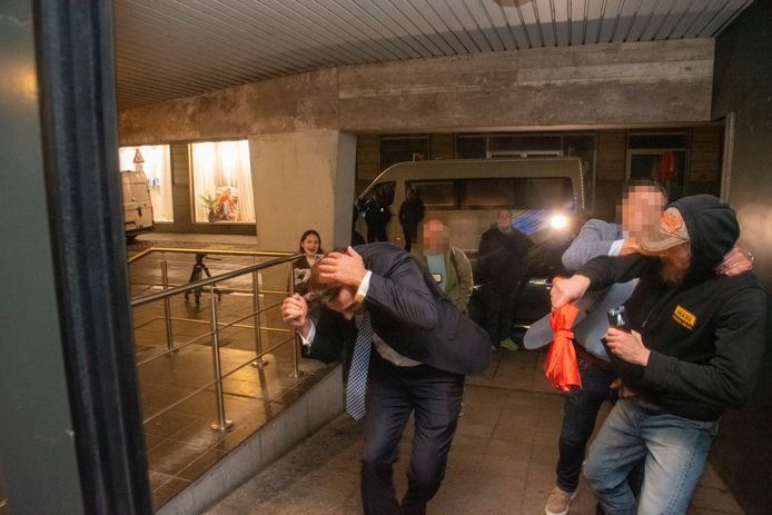 De Nederlandse politicus Thierry Baudet wordt bij zijn aankomst aan de aula van de Universiteit in Gent aangevallen door een man met een paraplu.
