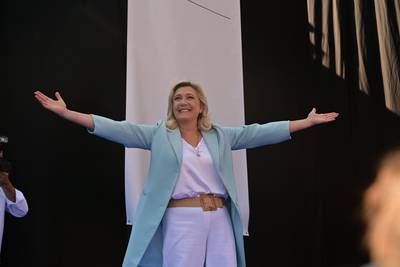 Marine Le Pen a-t-elle copié Netflix pour son logo de campagne?