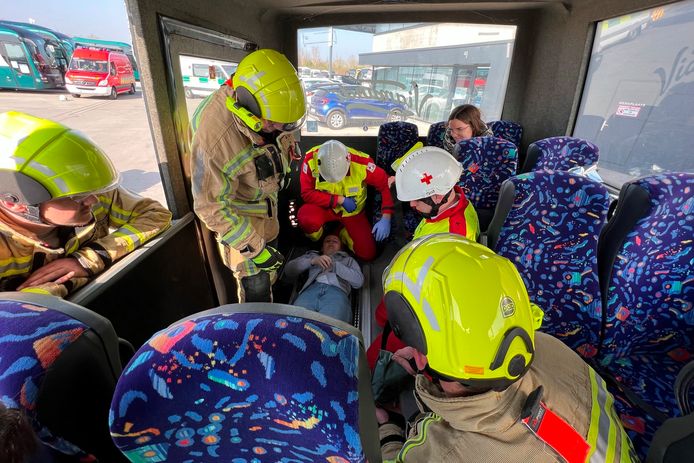Brandweer en Rode Kruis hielden een reddingsoefening op de site van busbedrijf Coach Partners langs de Kleiweg in Lede.