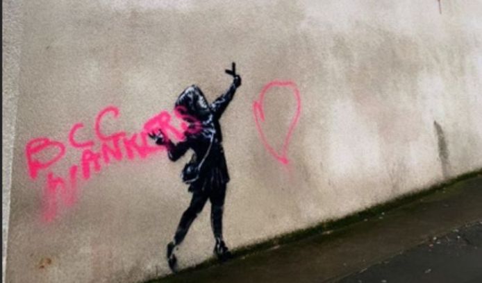 Het nieuw werk van kunstenaar Banksy werd al meteen beschadigd in Bristol.