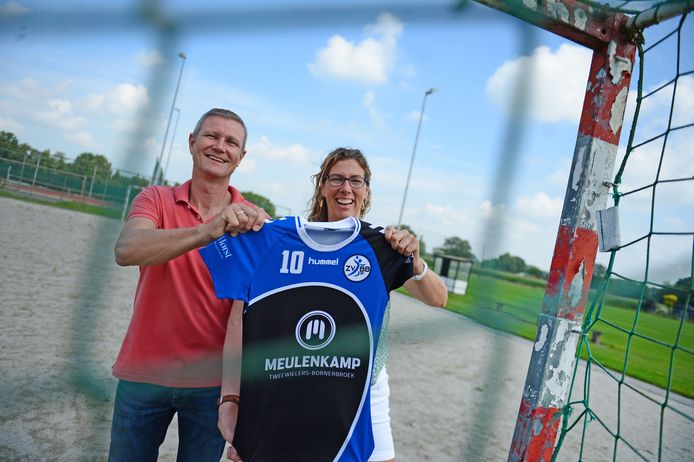 Herald Hagedoorn en Miranda Steenhagen tonen het nieuwe shirt dat bij de handballers van Zenderen Vooruit en RKSV Bornerbroek meteen goed in de smaak valt.