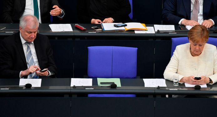 Horst Seehofer en Angela Merkel in de Duitse Bondsdag. Hoe lang overleeft het akkoord tussen de twee?