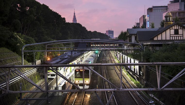 Tokio heeft een ingenieus trein- en metronetwerk, waarmee het verleden van Murakami zich vaak tot op enkele tientallen meters laat nareizen. Beeld © Sanne De Wilde