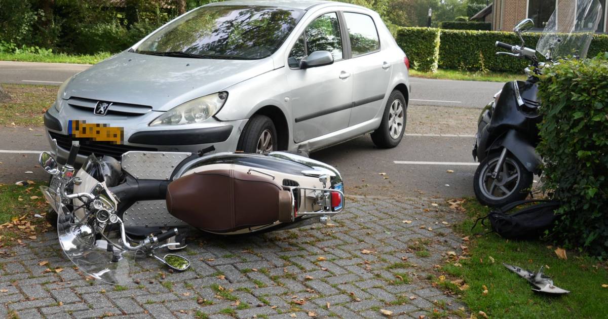 Scooterrijder raakt gewond na botsing met auto in Ruinerwold.