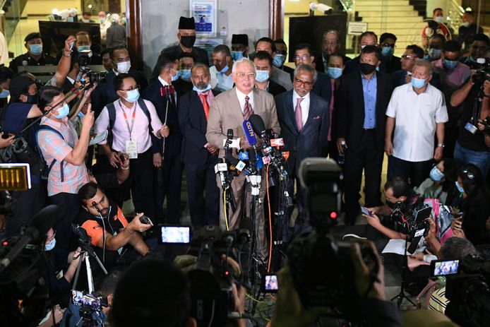 De oud-premier van Maleisië staat de media te woord na het horen van zijn vonnis.