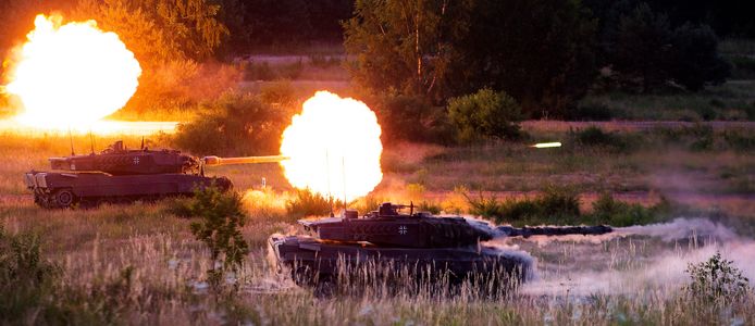 Танки Leopard 2 414 голландско-германского танкового батальона во время стрельб и учений.