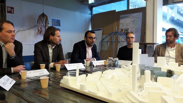 Presentatie van de plannen van Being Development/OMA Architecten voor VDMA aan de Vestdijk in Eindhoven, met vlnr David Gianotten (OMA), Bas van Dam (Being), wethouder Yasin Torunoglu en de leden van het buurtcomité Cees Dekkers en Piet-Hein Govers.