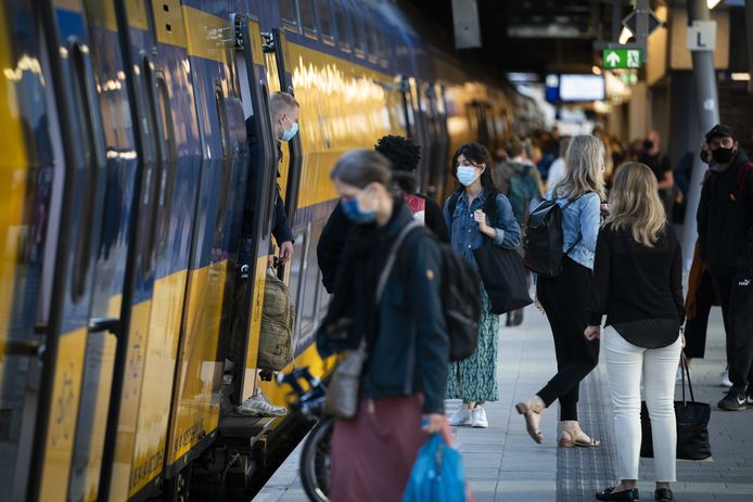 Reizigers met mondkapjes op het perron van Utrecht Centraal.