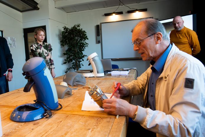 Jaap van den Hoek van ReparatieCafé Ugchelen is met een paar mede-vrijwilligers afgekomen op de workshop Senseo repareren. Misschien zijn er weer wat nieuwe inzichten.