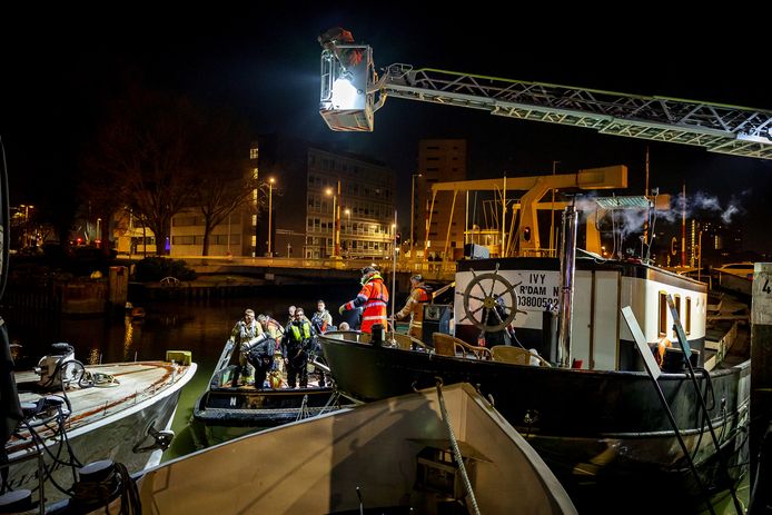 De brandweer was vannacht druk aan de Admiraliteitskade.