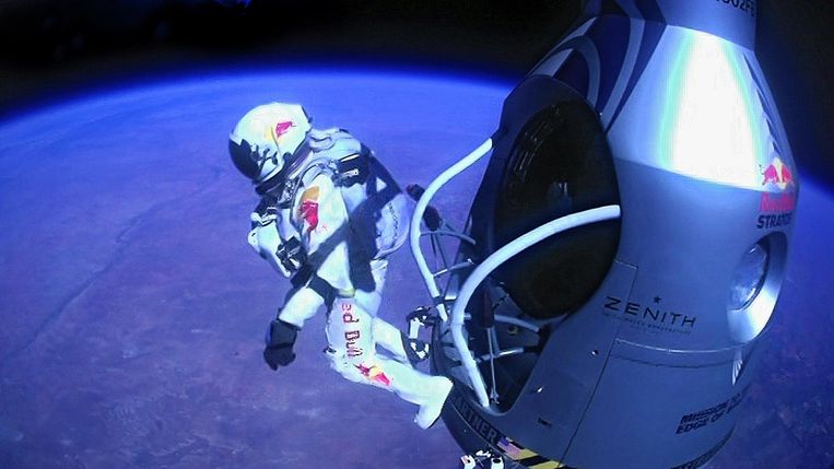 Felix Baumgartner maakte een vrije val van 39 kilometer riching de aarde. Beeld afp